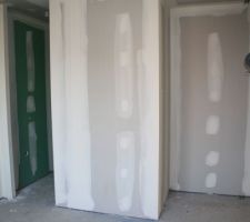 Chambre invités. Nous mettrons une applique (certainement en verre si le budget le permets) pour fermer la salle de bains