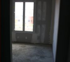 Vue sur la chambre depuis la salle de bains. On est contents du volume