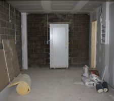 Le garage. J'espère qu'à l'usage il sera assez grand. Nous mettrons un évier de service sur le mur de parpaing à gauche, au fond.