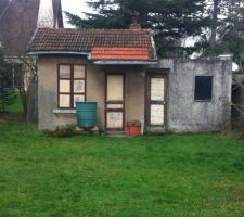 Terrain lors de notre visite, la d&eacute;pendance