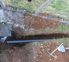 La tranchée enfin finie !
Il restait 3m-3m50 à creuser à la pioche et pelle sur environ 1m de profondeur...