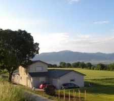 Maison vue du chemin au soleil levant, au fond : le Vercors