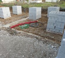 Les différents parpaings présents sur les photos seront utilisées afin d'effectuer le vide sanitaire sous la partie garage/cellier