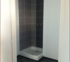 La douche... que mettre pour fermer cet angle incomplet ? merci pour vos idées
je suis preneuse de contacts locaux pour nous aider a bricoler