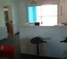 Appartement témoin. le bar qui fait la séparation entre la cuisine et le séjour