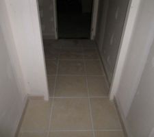 Carrelage couloir du bas fini.