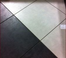 En 41x41 cm. Keraben Living "grafito" pour le sol de la salle d'eau parentale et le "negro" pour le sol de la chambre parentale et du dressing.