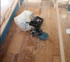Ponçage du parquet sous le lit des enfants