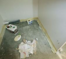 Etanchéification de la base des murs du coin sdb dans les combles