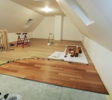 Vue de l'avancement des travaux (parquet collé en plein)depuis les futurs wc