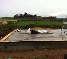 La structure bois repose en partie sur un module en moellons (garage et fumoir): les travaux commencent donc par là.