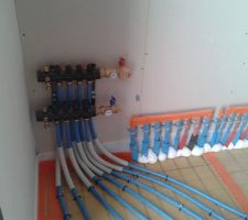 COMMANDE CHAUFFAGE AU SOL DANS LE PLACARD DE L ENTREE