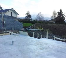 Sur la dalle, vue du garage depuis l'ouest