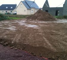 Terrain coté jardin avec reste de terre