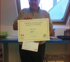 Monsieur F directeur de l'agence senlis prend la pause avec son certificat RTP2012.
