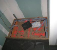 Le carrelage de la salle de bain du RDC, avec juste l'isolant, pour y faire une douche &agrave; l'italienne