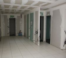 Le carrelage pos&eacute; (je poserais moi meme les plinthes)