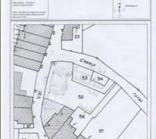 Voici une vue du plan cadastral avec un schema de l'implantation de la maison afin de respecter le plu, je suis oblig&eacute;e de me "coller" au voisin soit par un garage soit par la maison directement