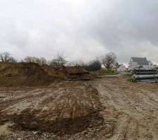 Terrain en cours de viabilisation. Vue Ouest.
Un champ de patates. En plus cher...