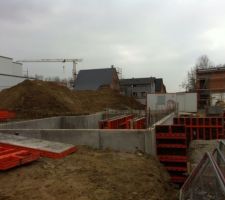 Les coffrages du garage sont en place. Vue est.