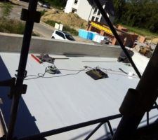 Sarnafil en cours de pose sur le garage.