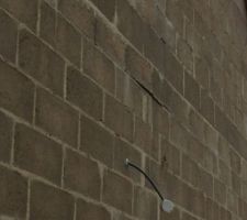 Les parpaings sur ce mur ont bougé