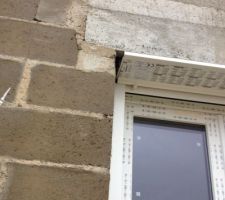 Il y a sur la plupart des fenêtres un énorme vide entre le coffret et le mur. A combler (et pas avec de l'enduit ou de la mousse PU ^^)