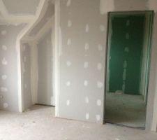 Chambre des parents, vue du lit. On ne sait pas encore ce qu'on va faire précisement de la niche mais elle sera surement dissimulée par la suite (rangement)