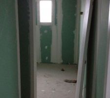 Salle de bains familiale - A gauche il y aura une niche pour la machine à laver et le sèche linge