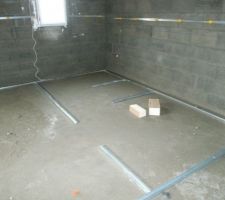 Rez de chaussée - notre chambre a coucher -dressing   salle d'eau avec douche
