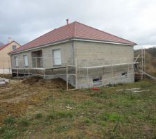 Mise en place de l'échafaudage pour le crépis. Condition climatique pas top pour faire du crépi...on verra bien. On posera certainement une réserve