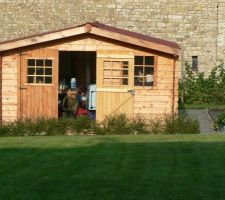 Cabanon terminé de lasurer et avec son nouveau toit