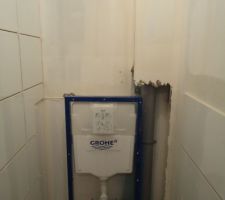 Et la...paf le coffrage..on a du faire remonter l'installation du wc suspendu car erreur de plan..il &eacute;tait trop bas!
