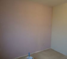 1&egrave;re couche de peinture violine de notre chambre