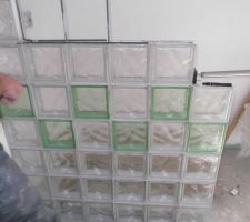 Mur de brique de verre pose traditionnelle si j'ai un conseil &agrave; vous donner acheter le kit car c'est un peu une gal&eacute;re a faire