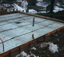 Au centre une réservation pour couler le massif qui soutiendra un poteau.