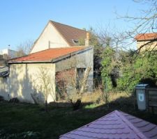 Vue arrière de la maison à démolir