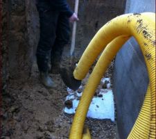 Drainage tout autour de la maison : on a creuser au pied des fondations pour poser le drain et mettre des gravillons puis du géotextile avant de remblayer le tour de la maison.