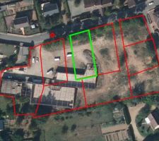 Notre terrain (en vert) est issue d'une division parcellaire mais ce n'est pas un lotissement &eacute;tant donn&eacute; que chaque parcelle peut acc&eacute;der aux routes autour.
