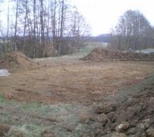 Et voila, une matinée de travail pour le terrassier et on devine l'emplacement de notre future maison