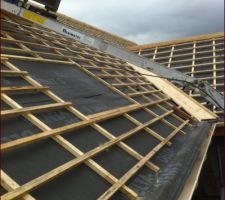 16 fevrier 2012 déja plus d'un mois que les gars qui on tout demonté et reconstruit sont avec nous la charpente a été entièrement restructurée la couverture va commencer