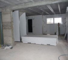 Vue sur l'entrée et la cuisine, à partir du coin salle à manger
