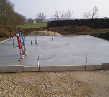 La dalle est coulée, rdv sur le chantier avec les amis pour voir tout ça et une surprise nous attendait : le champagne !! Cette dalle à donc été arrosée de quelques gouttes de champagne mais aussi de quelques larmes de joie... ! Merci les amis :)