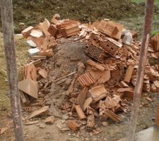 La veille les maçons avaient commencé à monter le pignon, pendant la nuit nous avons eu une tempête de vent à laquelle il n'a malheureusement pas résisté...Mauvaise surprise... Le jour même, le pignon était remonté et sécurisé !