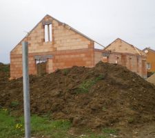 La maison prend de la hauteur avec l'arrivée des pignons qui cette fois sont maintenus et prêt à affronter le vent