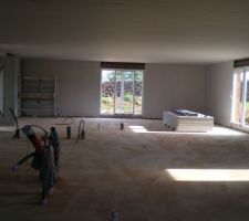 Pose du placo au plafond et aux murs. Plafond : 13mm fixé sur ossature métallique.
Murs : 10 1 polystyrène expansé Xtherm32 collé