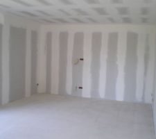Les bandes joint sont faites !!! A nous de jouer pour le ponçage et la peinture !!! 2 semaines de congés et le tour est joué ! C'était chaud, je vous recommande vivement de louer une ponceuse girafe ! Après deux jours de ponçage à la main et des tonnes de poussière avalées, c'est ce que nous avons fait ! En une journée nous avions fini, il restait une bonne moitié à faire et le top c'est qu'il n'y a plus de poussière !!!