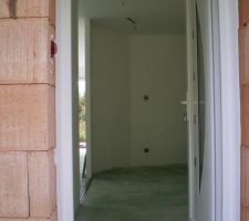 L'entrée. Le sol est vert car notre carreleur à posé un produit qui permettait entre autre que les poussières de chappe ne remonte plus