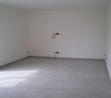 Pose du carrelage en pose droite. Gr&egrave;s semi poli, 45x45 cm. Super boulot de la part de Patrick notre carreleur qui nous a consult&eacute; avant de commencer pour nous montrer ou allaient se trouver les d&eacute;coupes,nous a aid&eacute; &agrave; choisir le sens de pose. Super collaboration, travail soign&eacute; et r&eacute;sultat top ! Merci :)