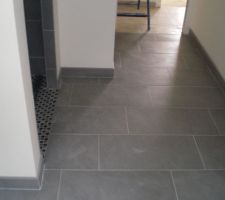 Le carrelage de la salle de bains. 30x60cm. Magnifique !